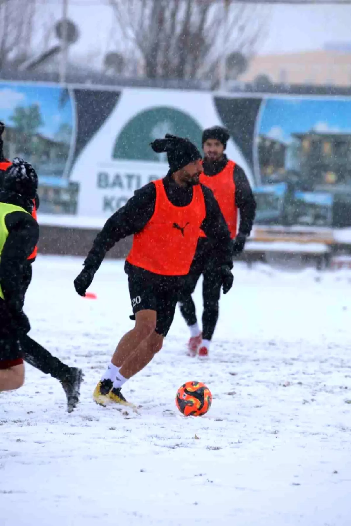 Elazığspor yoğun kar yağışı altında çalıştı