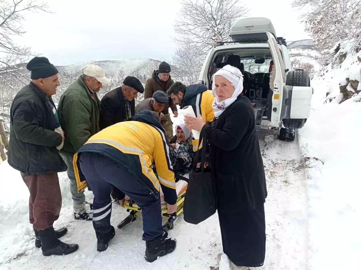 Erbaa'da mahsur kalan yaşlı hasta için ekipler seferber oldu