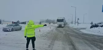 Erzincan'daki kara yollarında kar ve tipi nedeniyle ulaşım güçlükle sağlanıyor