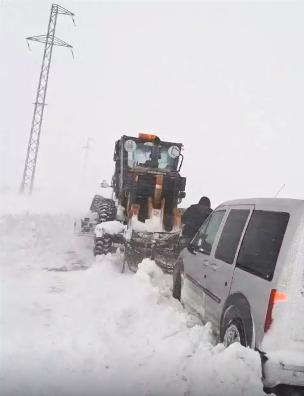Erzurum'da kar ve tipi nedeniyle yolda kalan 15 kişi kurtarıldı