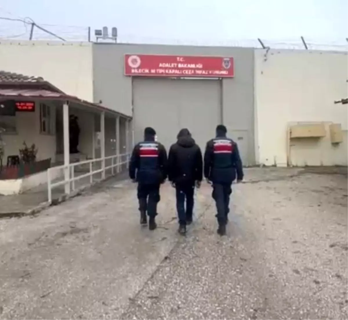 Eski eşinin polis kocasını vuran polis memuru tutuklandı