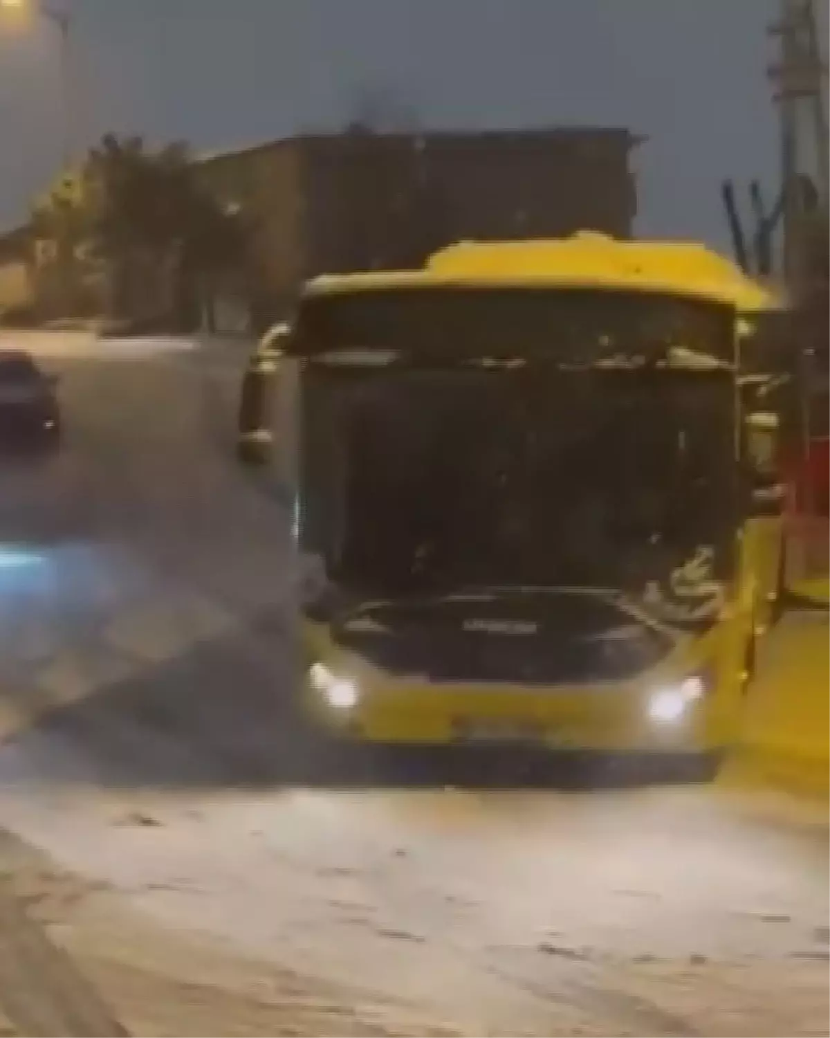 İstanbul'da Kar Yağışı Nedeniyle İETT Otobüsü Yokuştan Kaydı