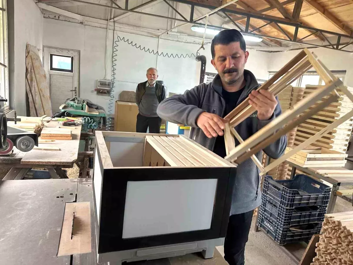 İnegöl'de Arıcılığa Yeni Bir Soluk: Renkli Isı Yalıtımlı Kovalar