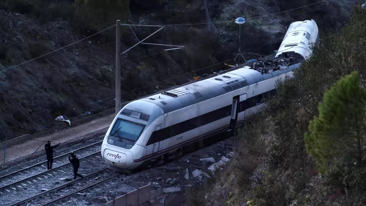 İspanya'da yüksek hızlı tren kazasında en az 39 kişi hayatını kaybetti
