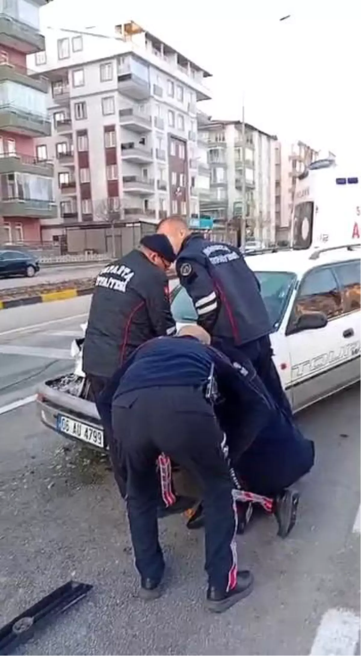 Isparta'da otomobil ışıklarda bekleyen araca çarptı: 1 yaralı