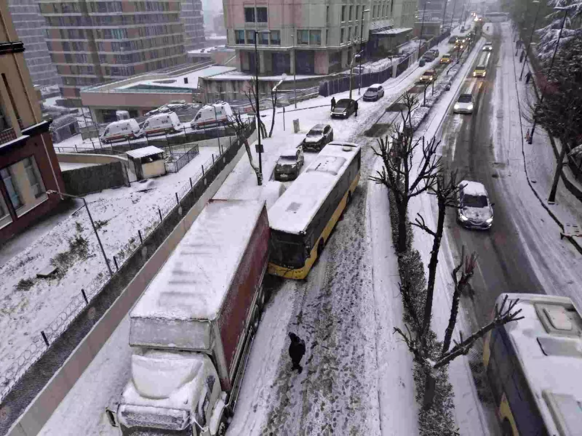 İstanbul'da kar kazaları da beraberinde getirdi, İETT otobüsü park halindeki kamyona çarptı