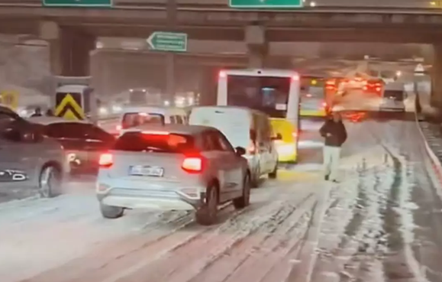 istanbul karlar altinda araclar yollarda kaldi 19477626 1526 m