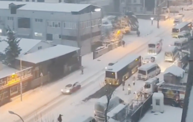 istanbul karlar altinda araclar yollarda kaldi 19477626 5628 m