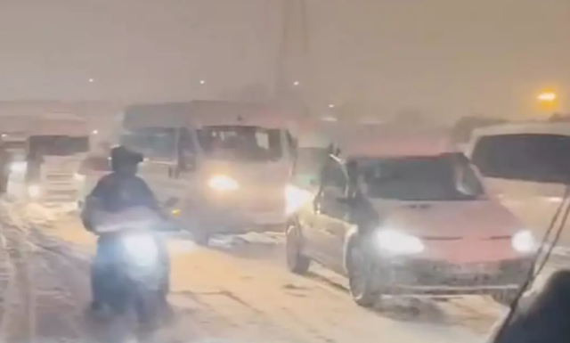 istanbul karlar altinda araclar yollarda kaldi 19477626 7244 m