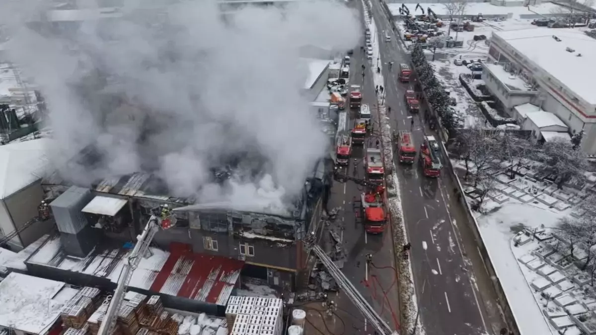 Tuzla'da Çakmak Üretim Fabrikasında Yangın Çıktı