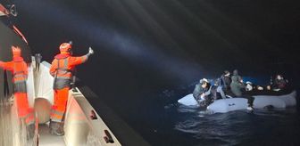 İzmir açıklarında lastik botta sürüklenen 24 düzensiz göçmen kurtarıldı