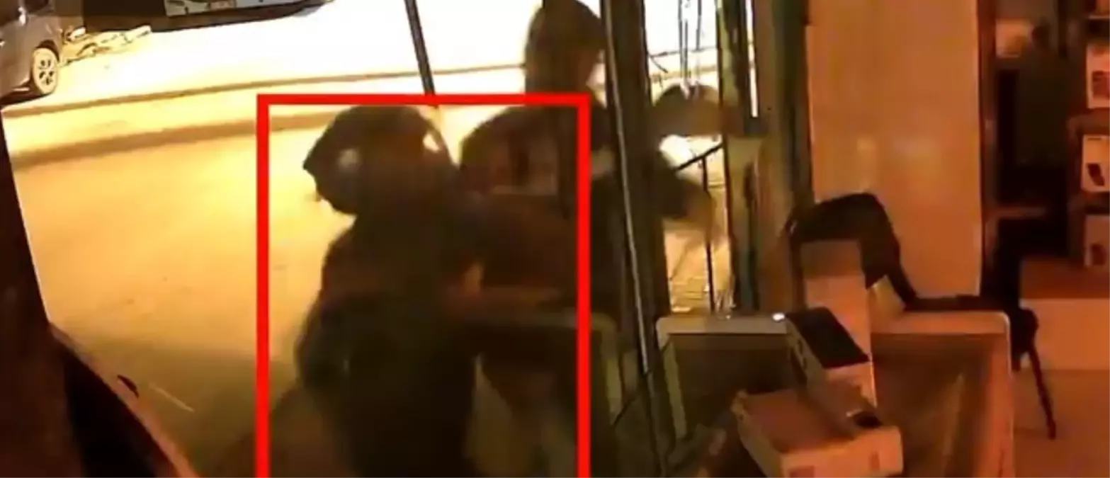 Kaldırım taşı ile iş yerinin camını kırıp, tablet ve cep telefonu çaldılar