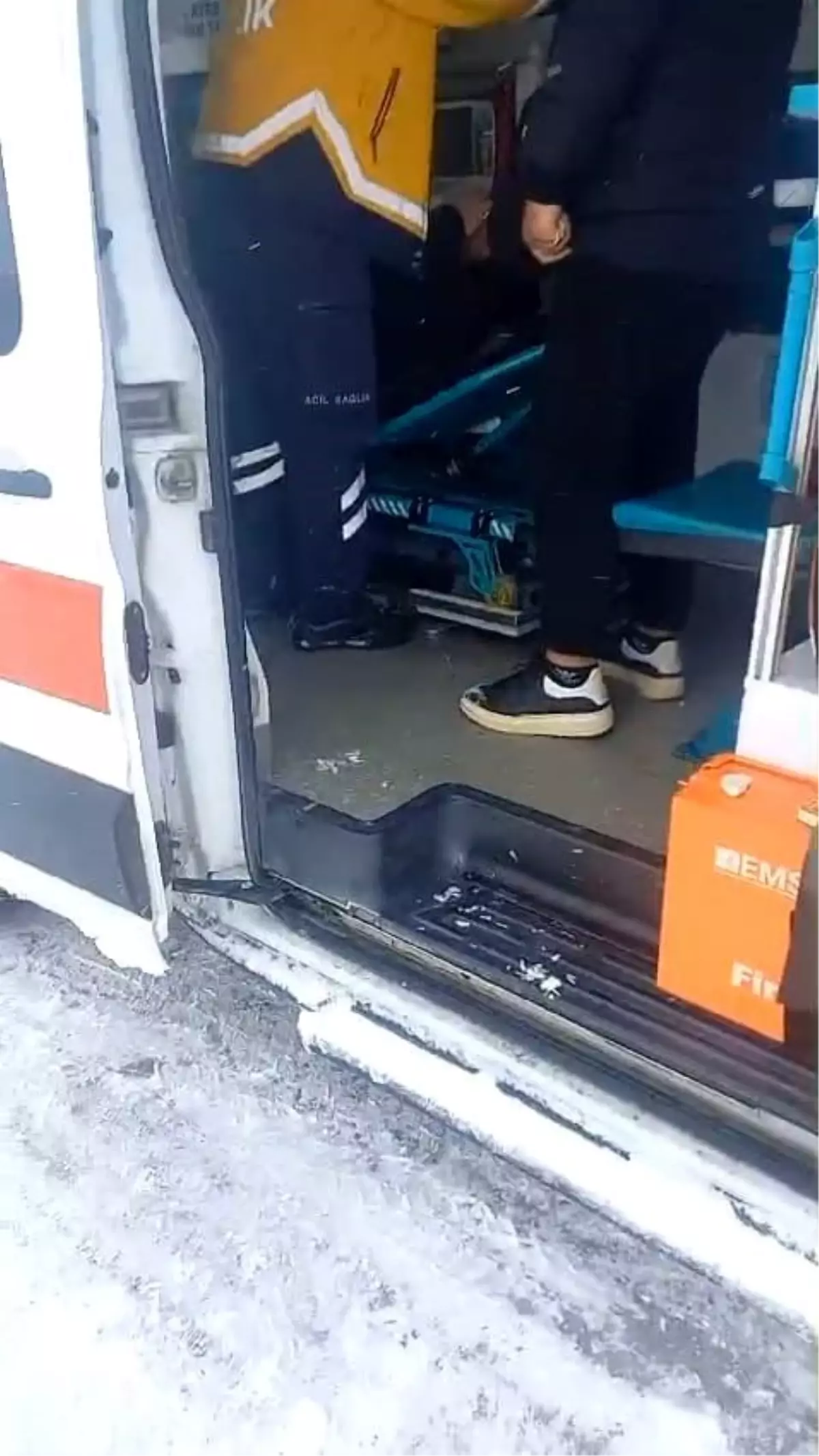 Kar engeline takılan ambulansa karayolları ekipleri yetişti