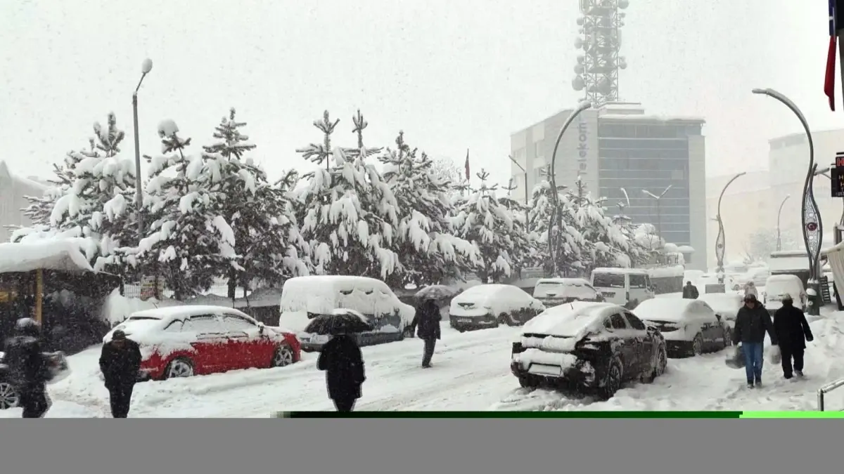 Kar kalınlığı 60 santimetre olan Muş'ta 350 köy yolu kapandı