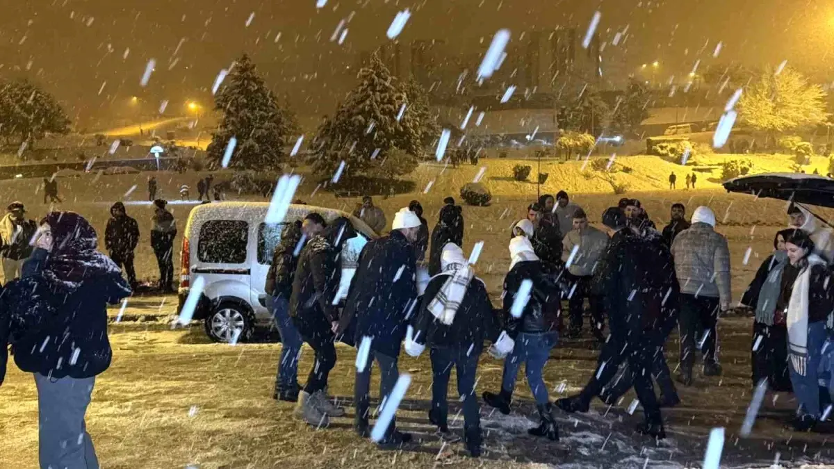 Kar yağışını horon ve halay oynayarak karşıladılar