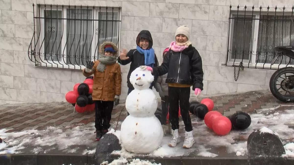 Kar yağışının ardından Esenler beyaza büründü; çocuklar kartopu oynadı, kardan adam yaptı