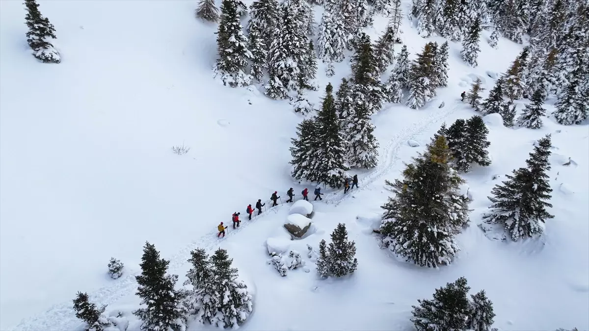 Kar yağışıyla beyaza bürünen Aladağlar Milli Parkı dronla görüntülendi
