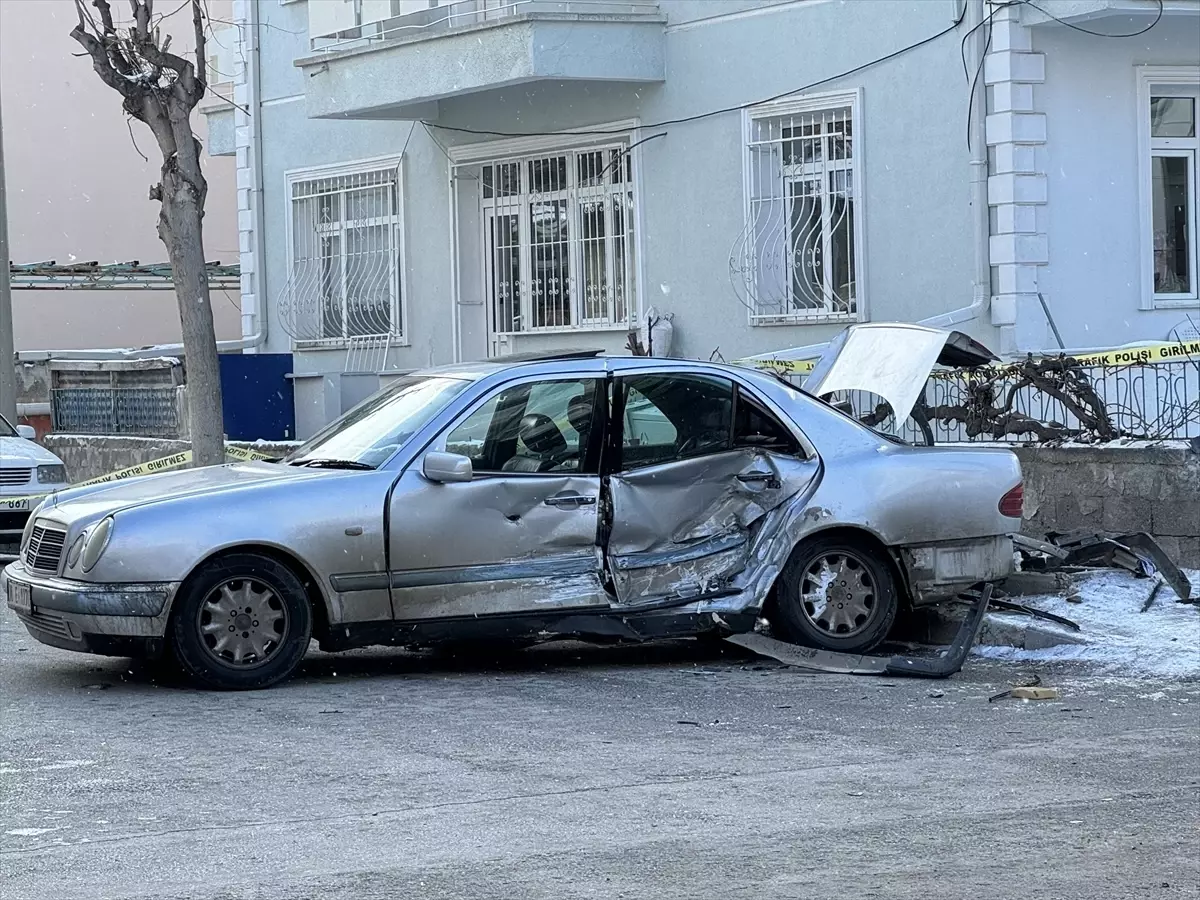 Karaman'da trafik kazasında 2 kişi yaralandı