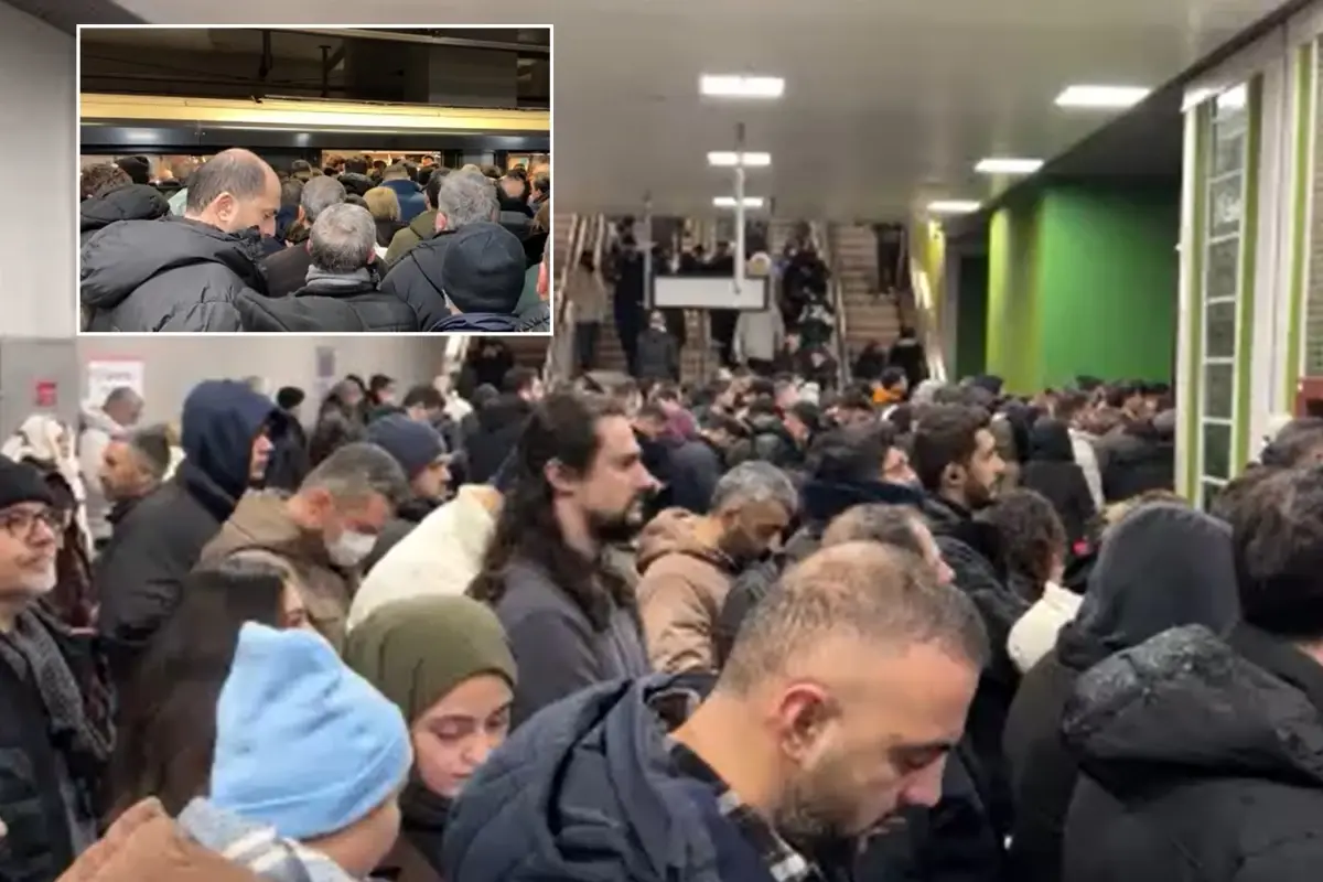 Karın etkili olduğu İstanbul'da metro istasyonunda insan seli oluştu