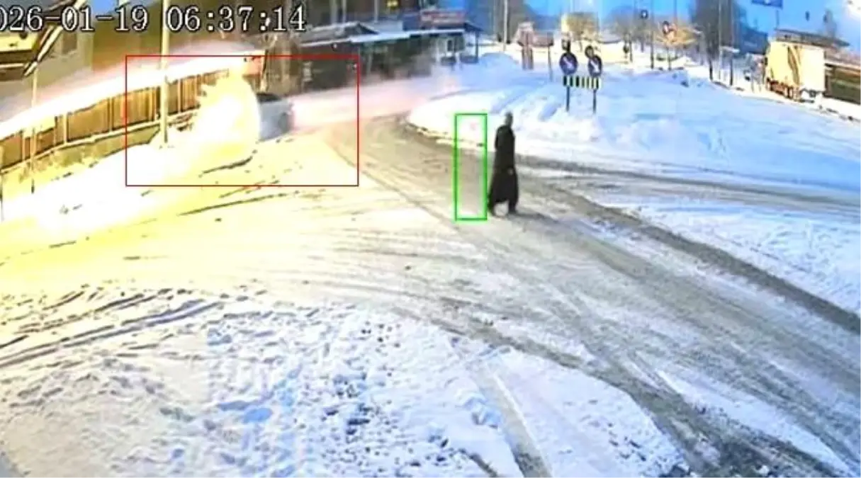 Karla kaplı yolda duramayan araç refüje çıktı