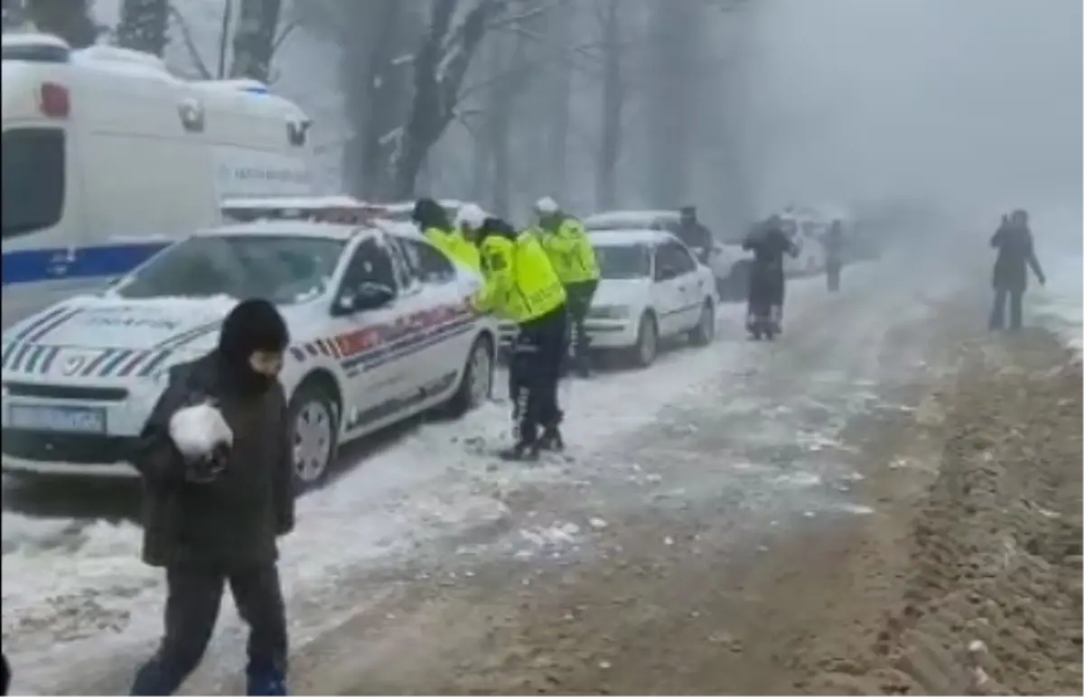 Kızak festivalinde jandarma ile çocukların kar topu savaşı