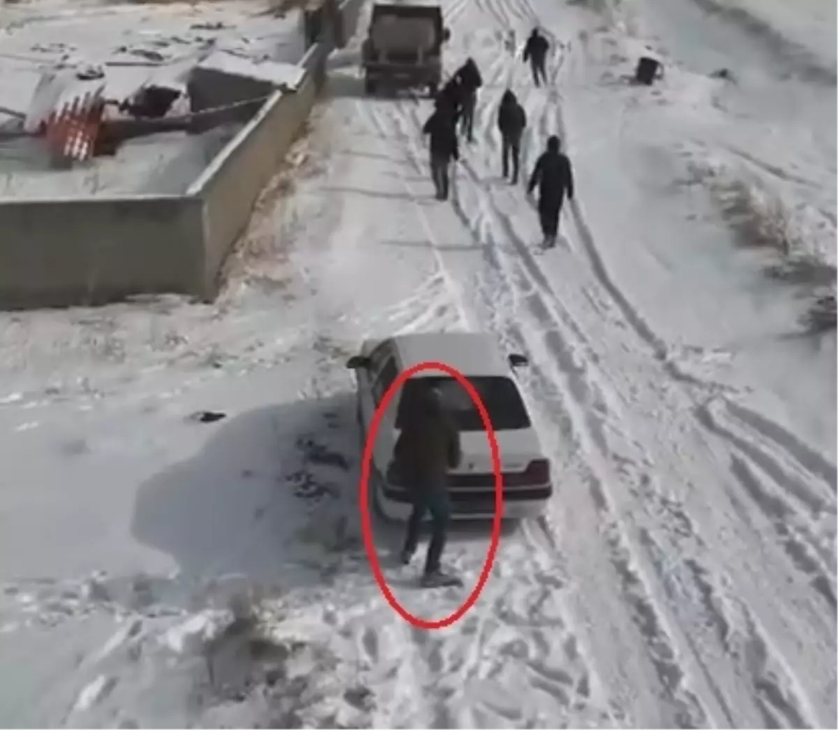 Köpek dövüştürenlerin dronu görüp kaçtığı anlar kamerada