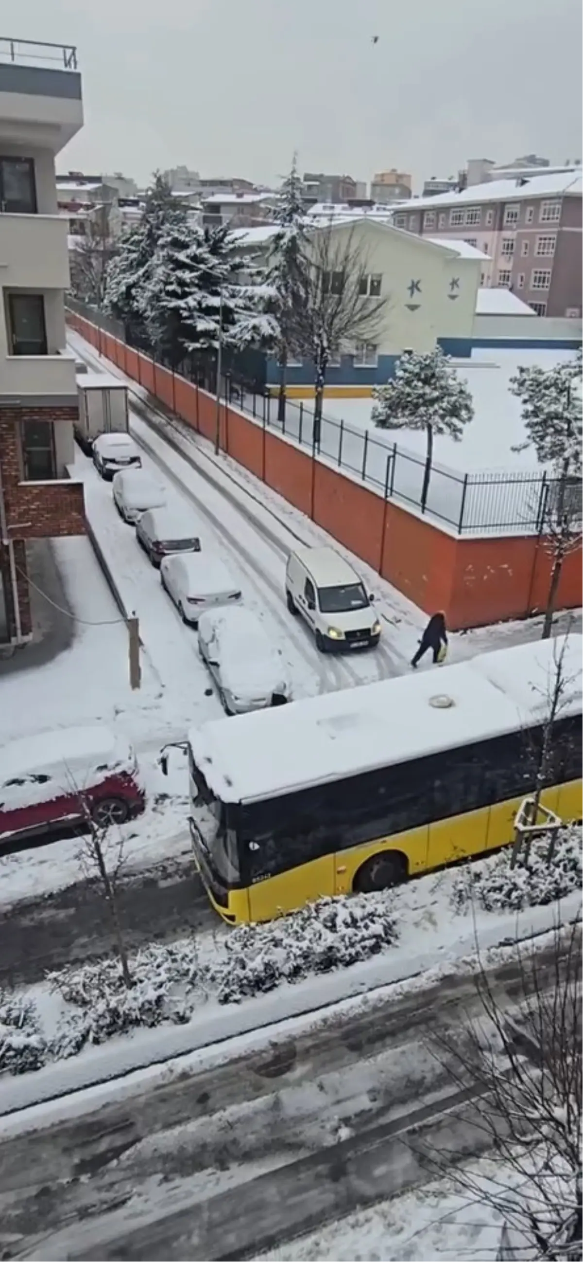 Küçükçekmece'de kar yağışı etkili oldu; İETT otobüsü yolda kaldı, TIR kaza yaptı