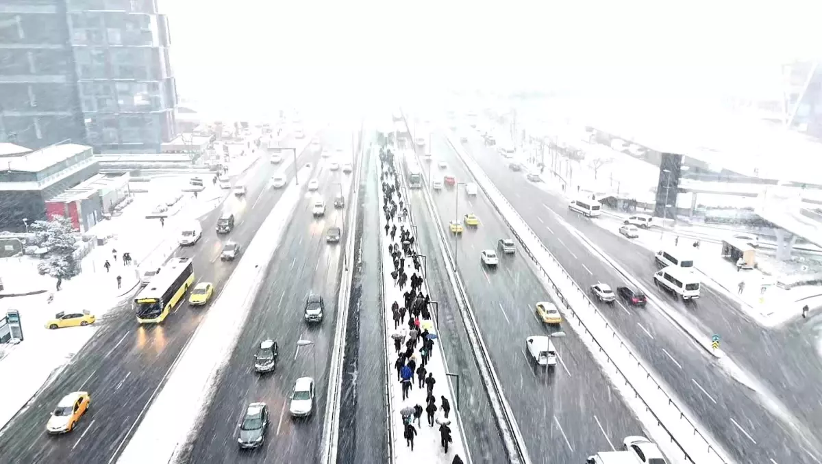 Lapa lapa kar yağan Bahçelievler havadan görüntülendi