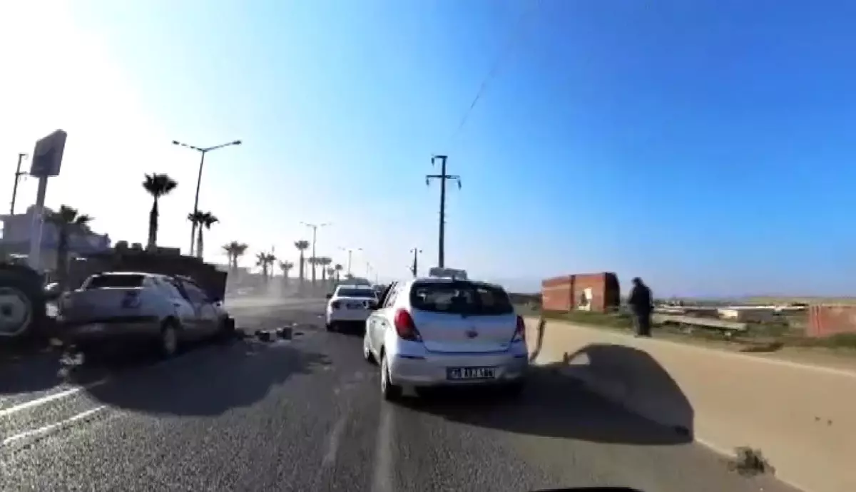 Manisa'da traktörle otomobil çarpıştı: 1 yaralı