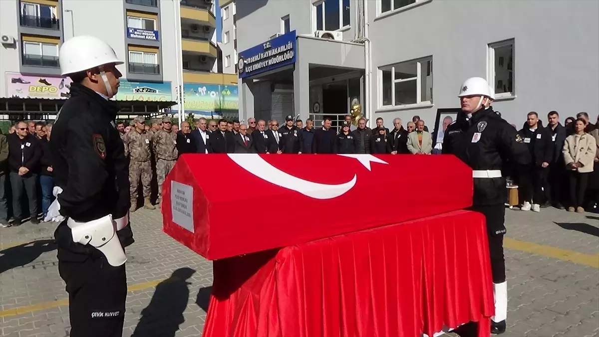 Mersin'de kalp krizi sonucu ölen polis memurunun cenazesi defnedildi
