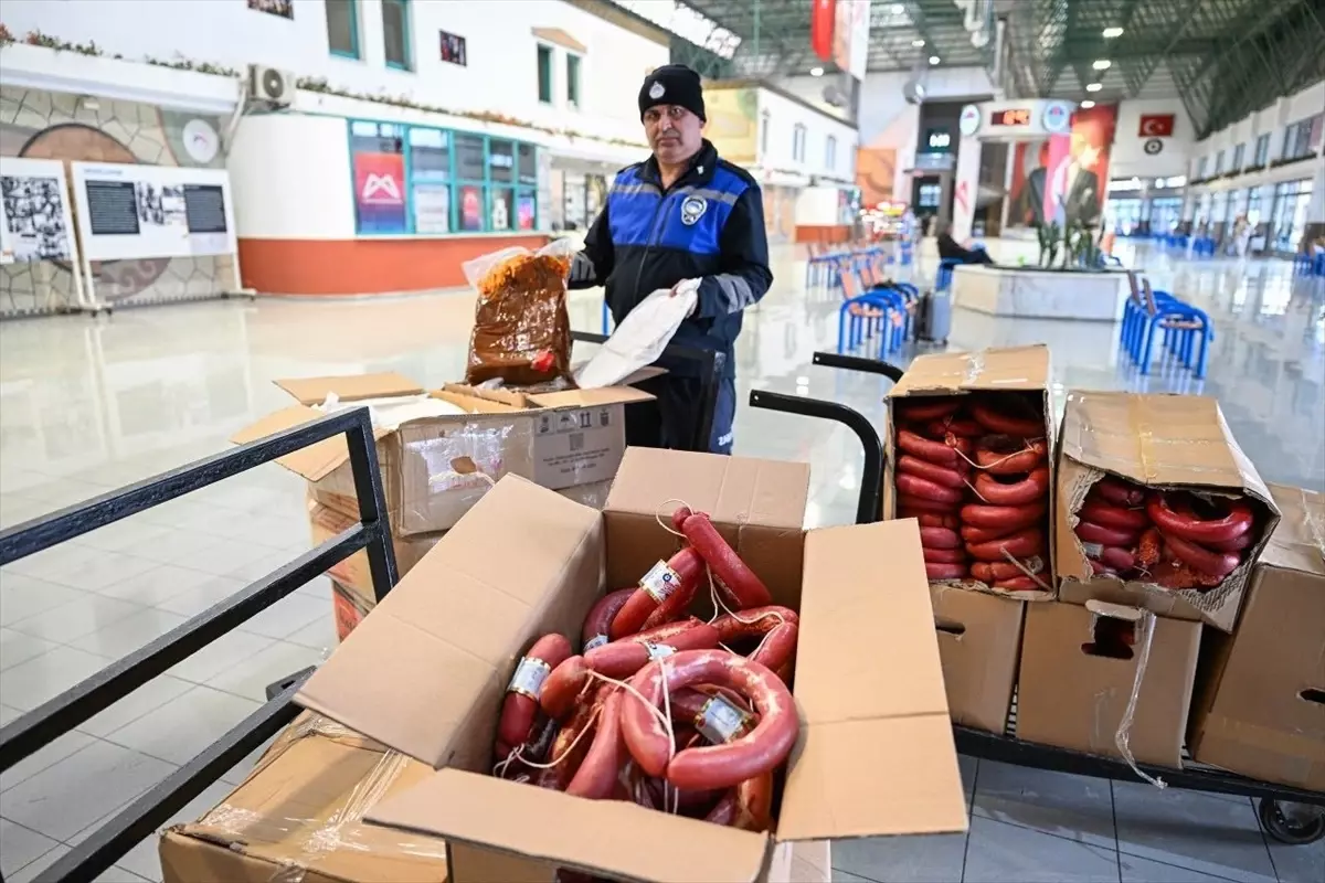 Mersin'de yolcu otobüslerindeki 300 kilogram sucuk ve 2 koli çiğköfteye el konuldu