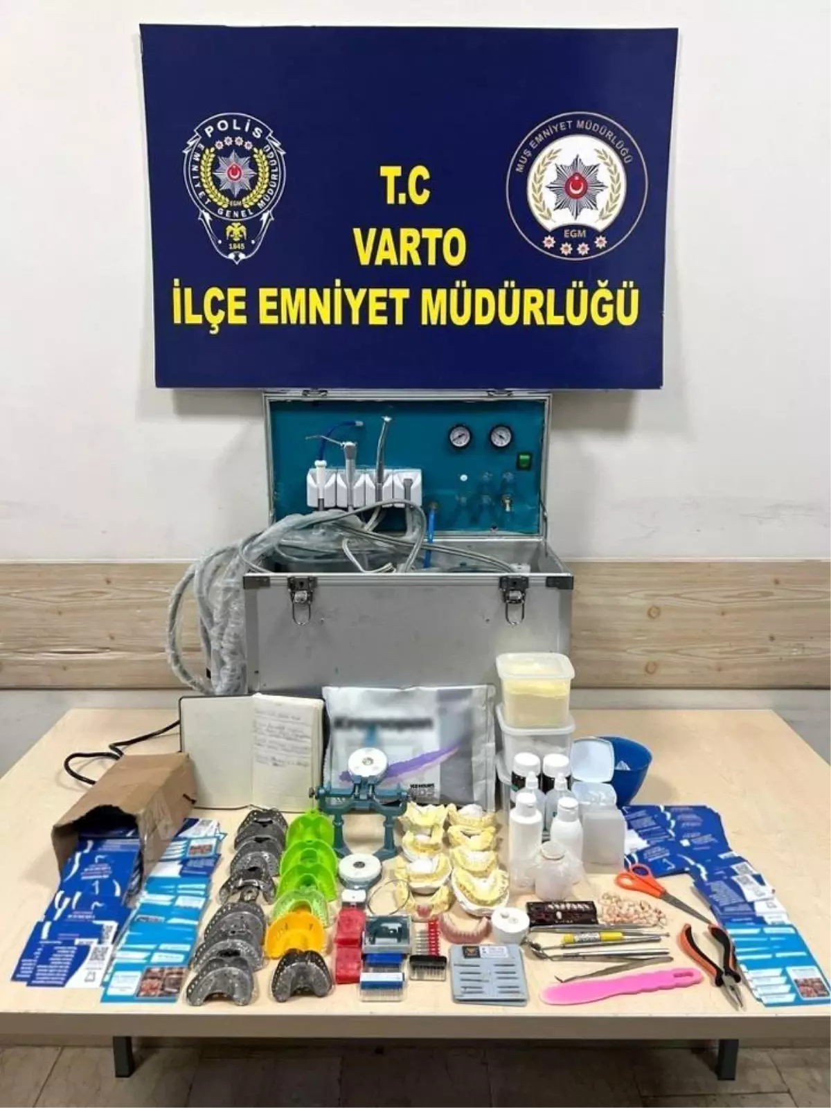 Muş'ta evini kliniğe dönüştüren sahte dişçi yakalandı