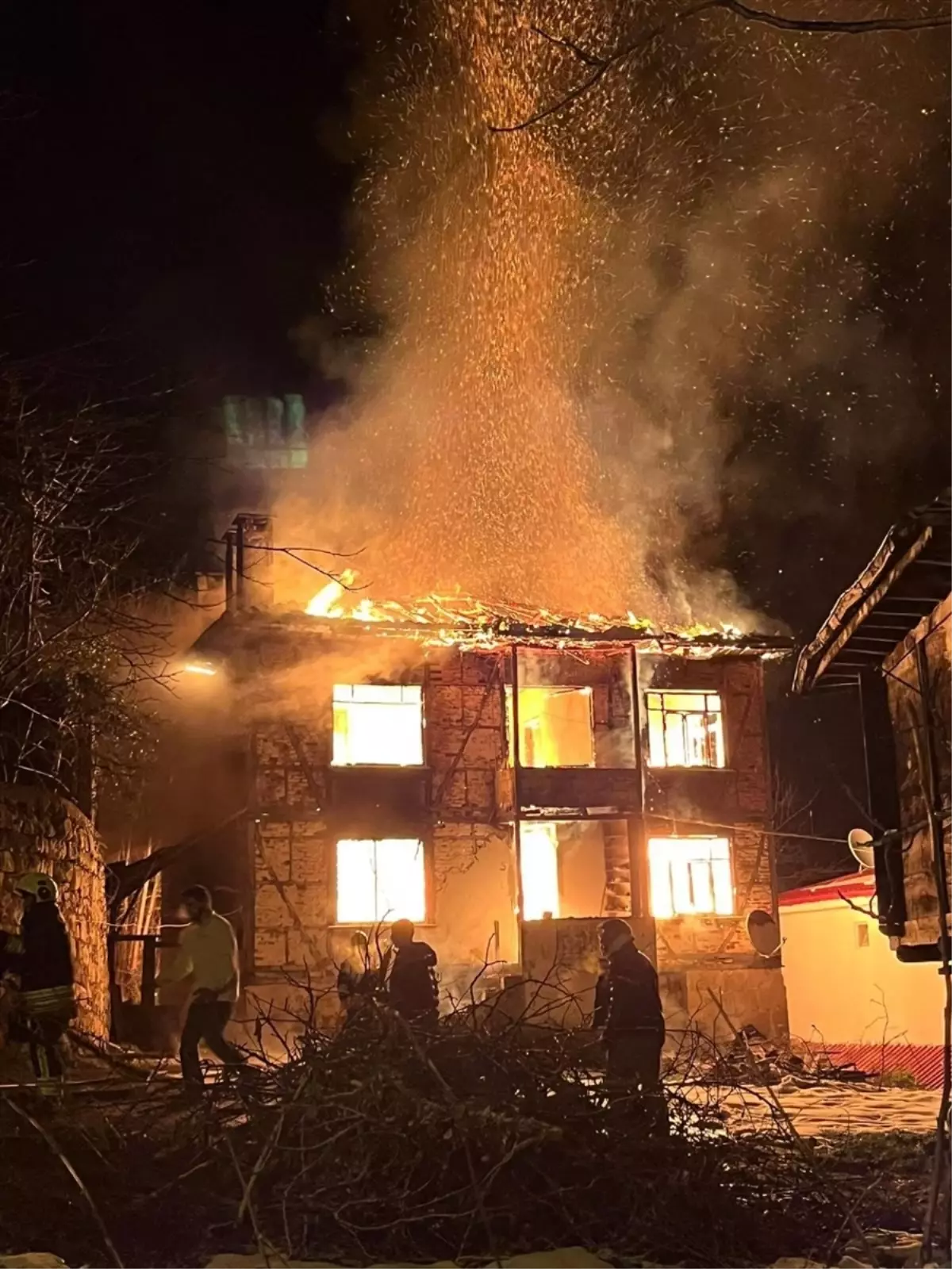 Ordu'da çıkan yangında iki katlı ev kullanılmaz hale geldi