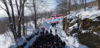 Ordu'da yaklaşık 100 kişinin tek sıra halinde karda kayması renkli görüntüler oluşturdu