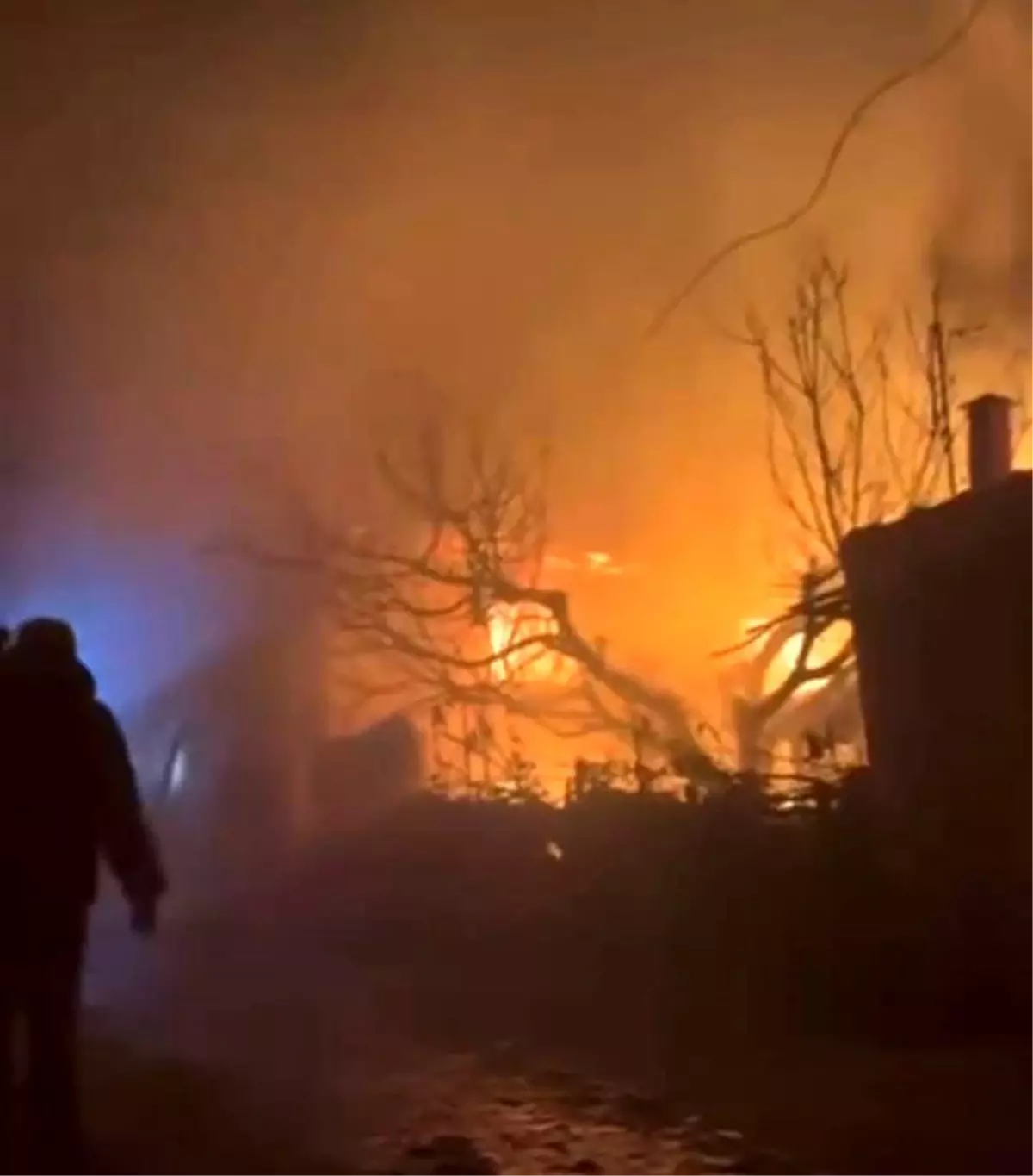 Orhaneli'de geceyi aydınlatan alevler, evi küle çevirdi