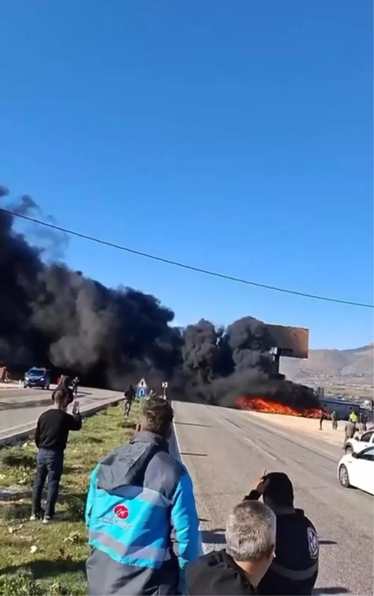 Oto lastikçide çıkan yangın nedeniyle kara yolunda ulaşım aksadı