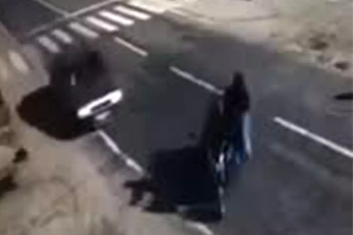 Otomobilin çarptığı üçtekerdeki anne ölürken, oğlu ağır yaralandı