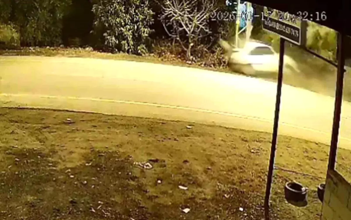 Otomobilin elektrik direğine saplandığı kaza kamerada