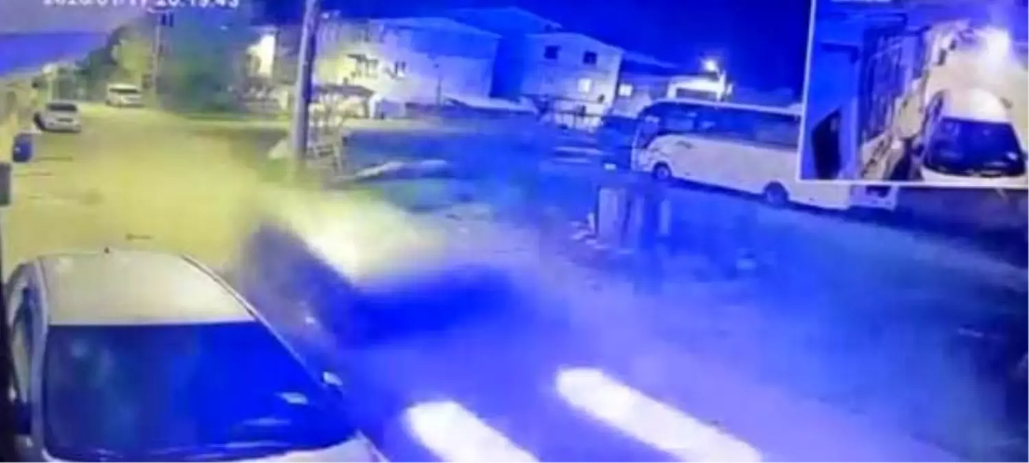 Park halindeki otomobile çarpıp kaçtı