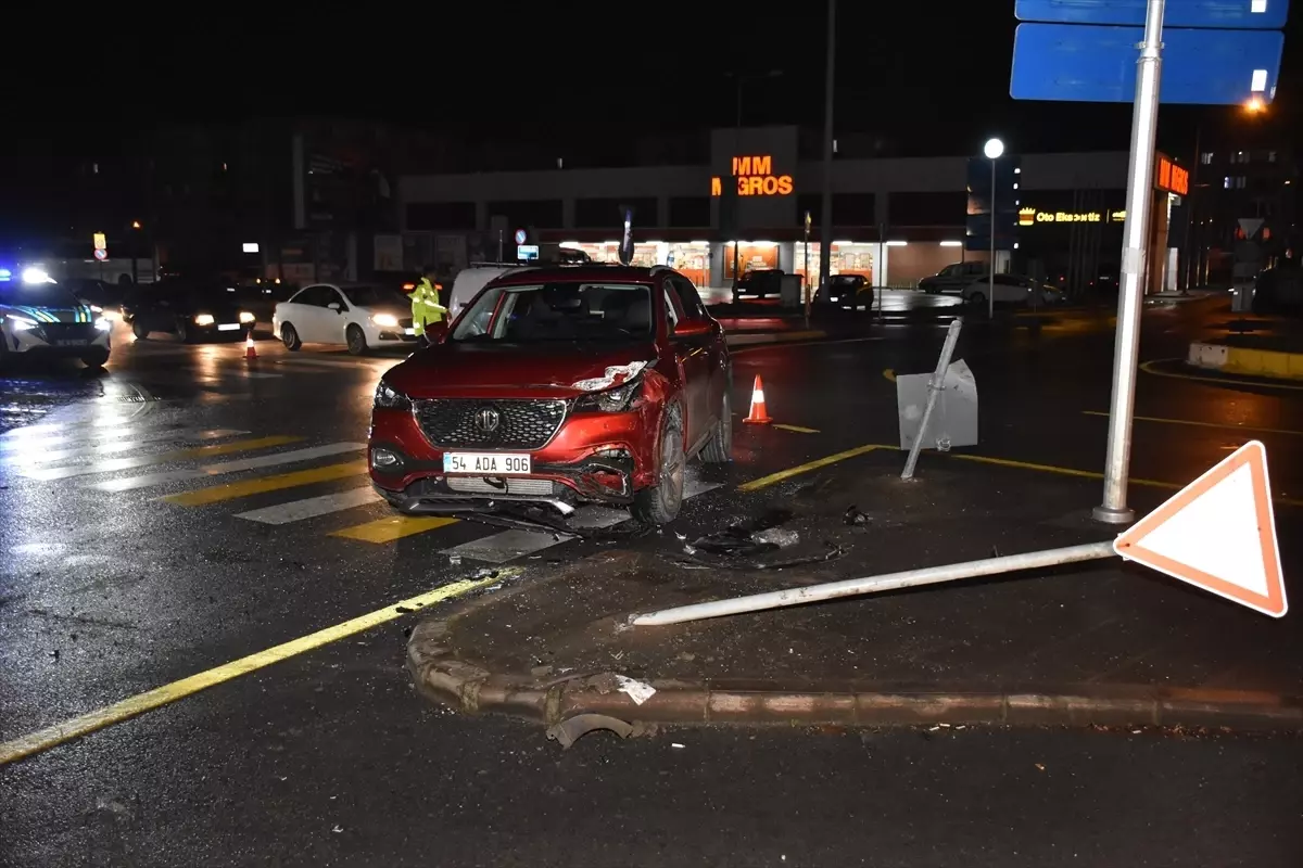 Sakarya'da otomobil ile minibüsün çarpıştığı kazada 5 kişi yaralandı