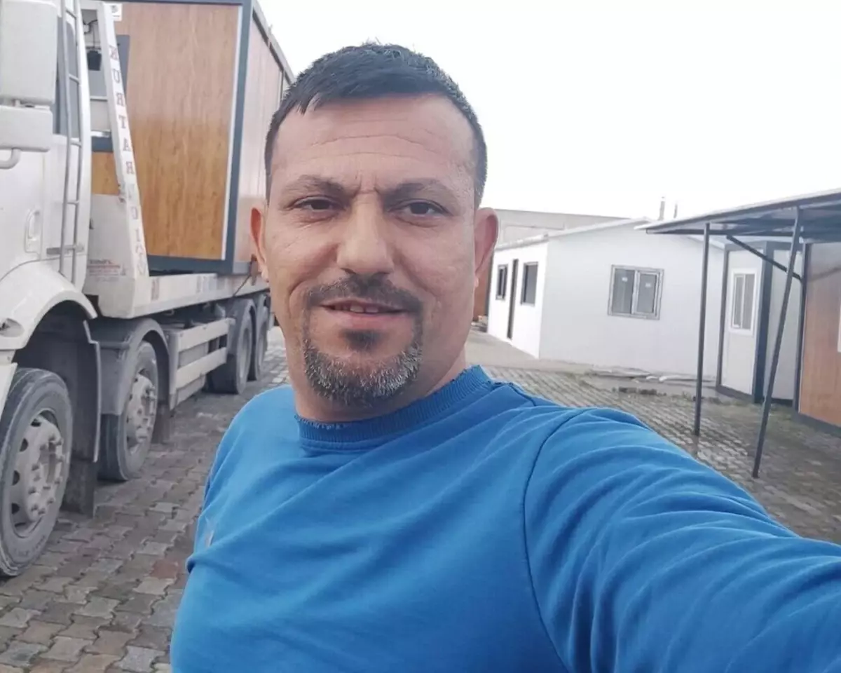Salihli'de otomobil elektrik direğine çarptı: 1 ölü, 2 yaralı