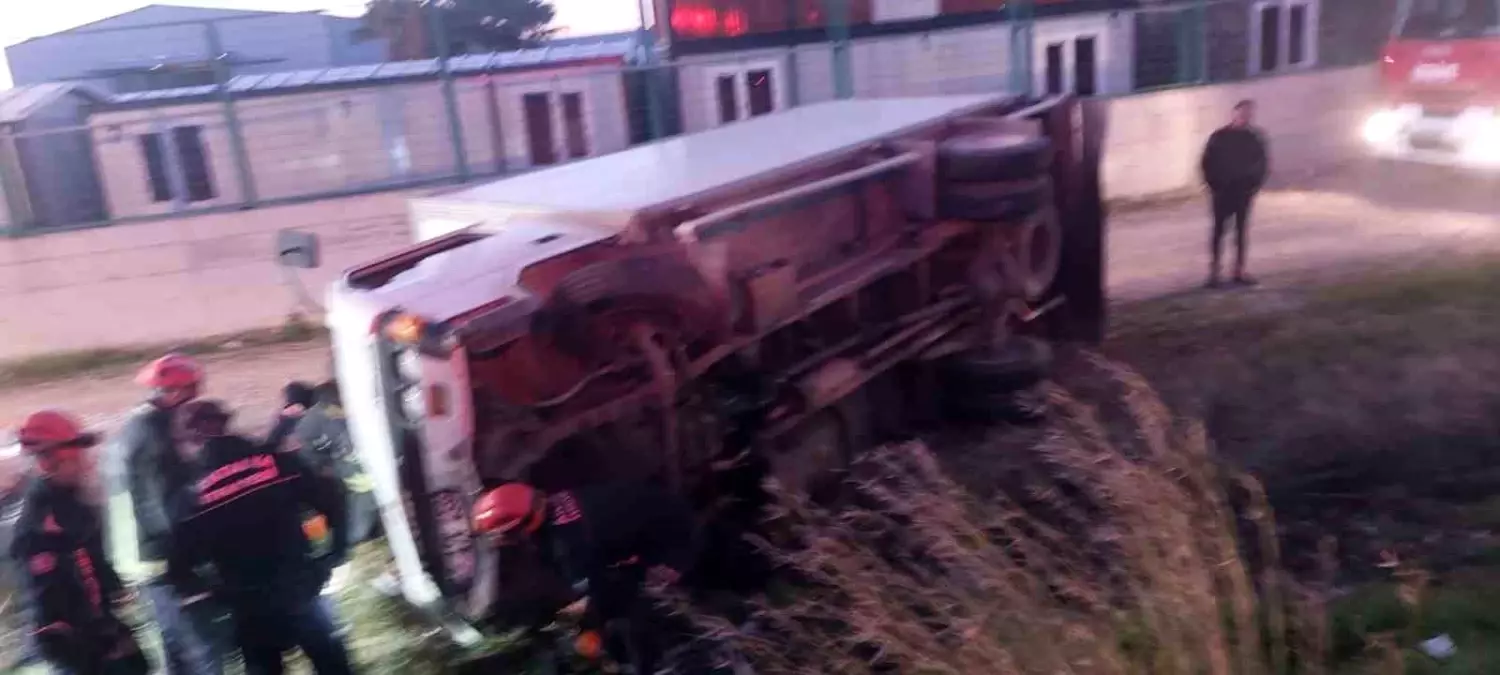 Serik'te devrilen kamyonetin sürücüsü ağır yaralandı