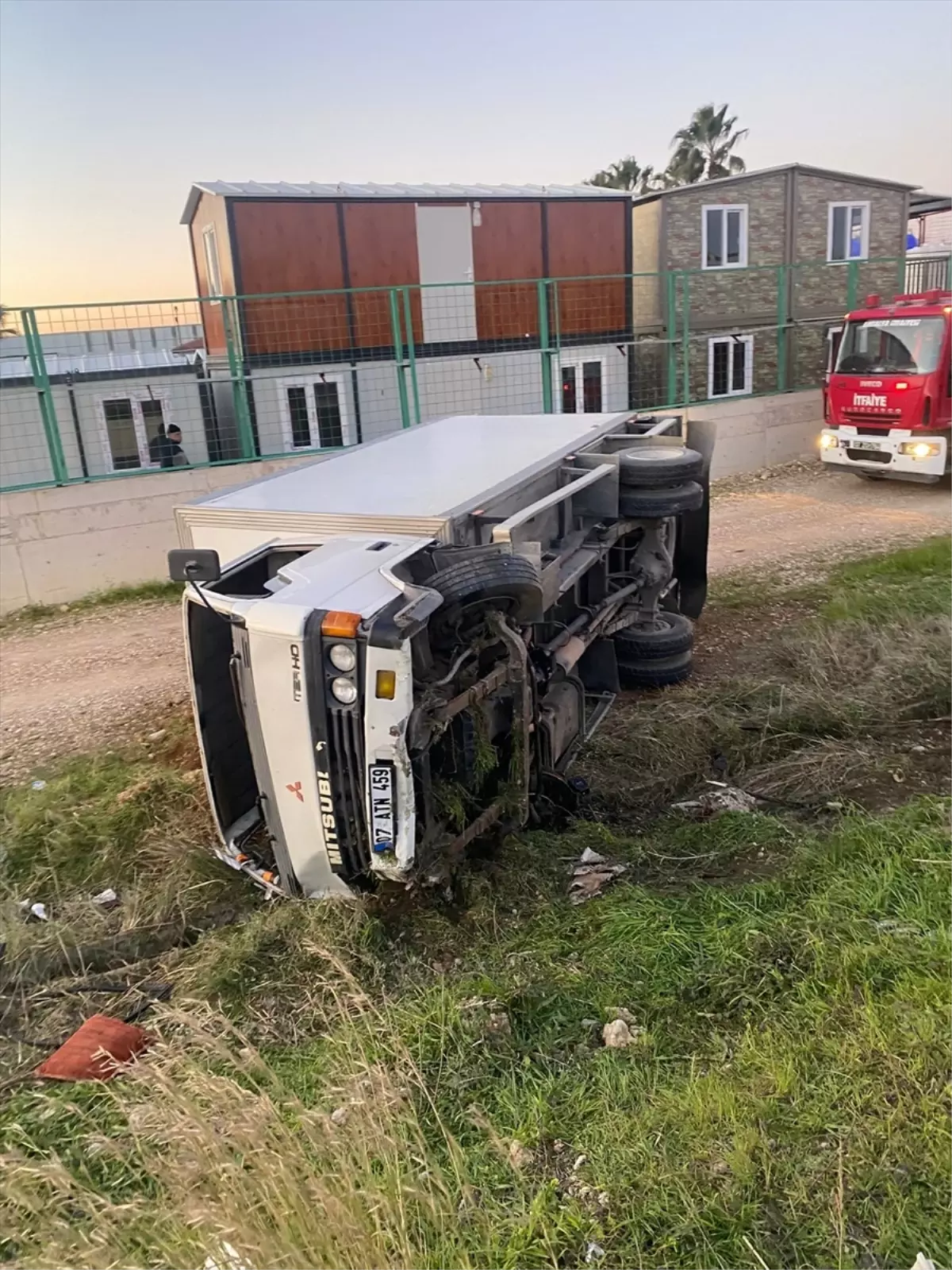 Serik'te şarampole devrilen kamyonetin sürücüsü yaralandı