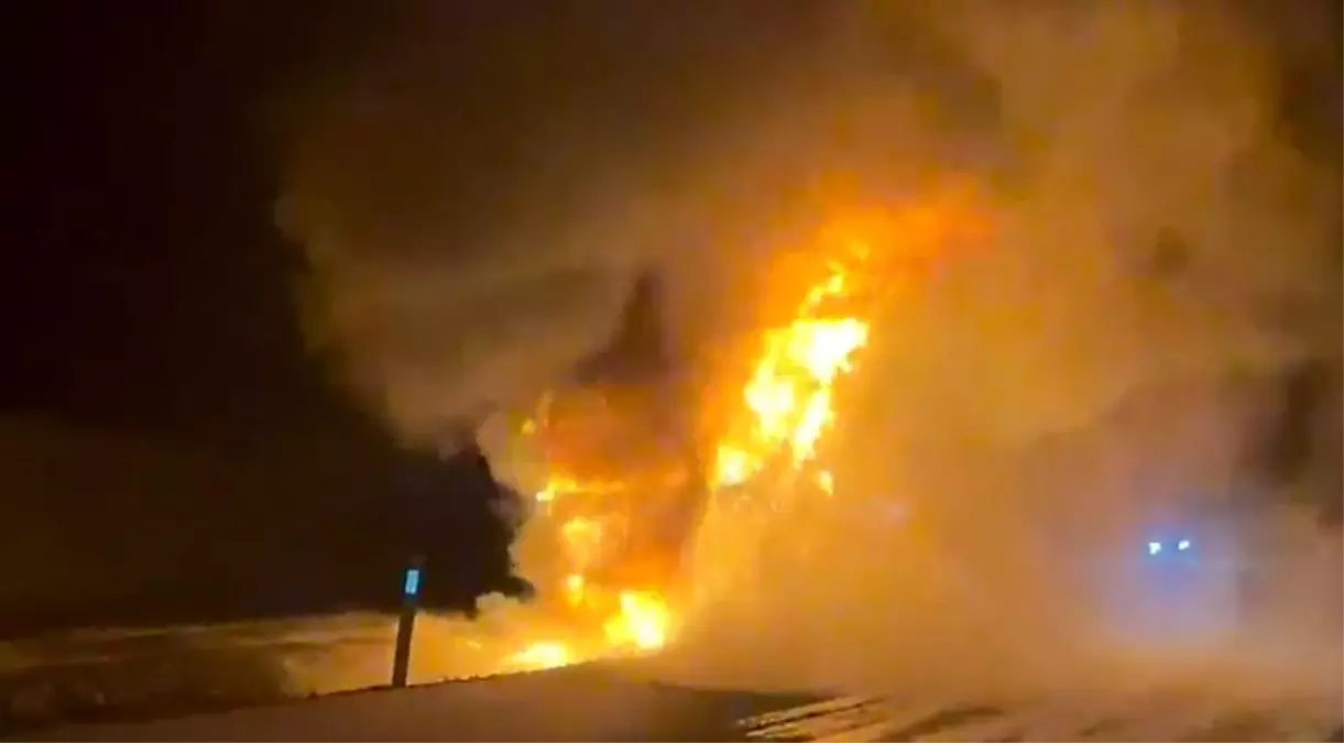 Seyir halindeki tır alev topuna döndü: Sürücü son anda kurtuldu