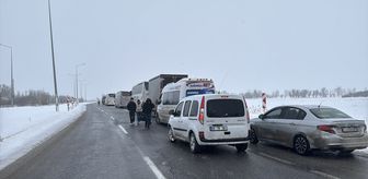 Sivas-Malatya kara yolu kar ve tipi nedeniyle ulaşıma kapandı