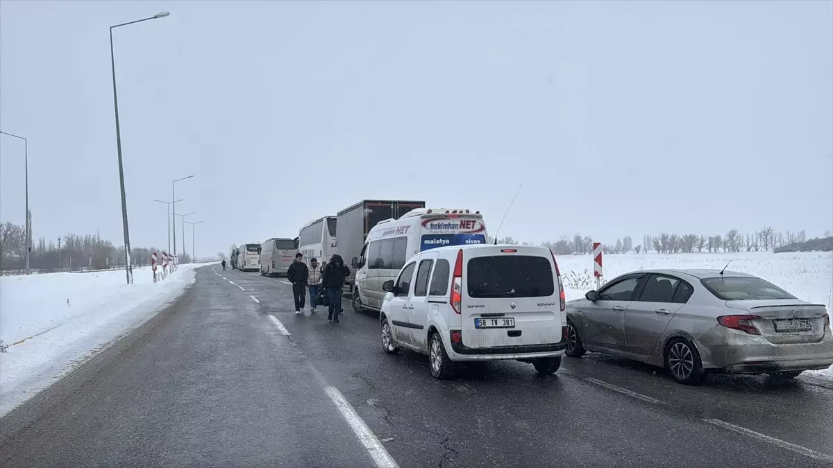 Sivas-Malatya kara yolu kar ve tipi nedeniyle ulaşıma kapandı