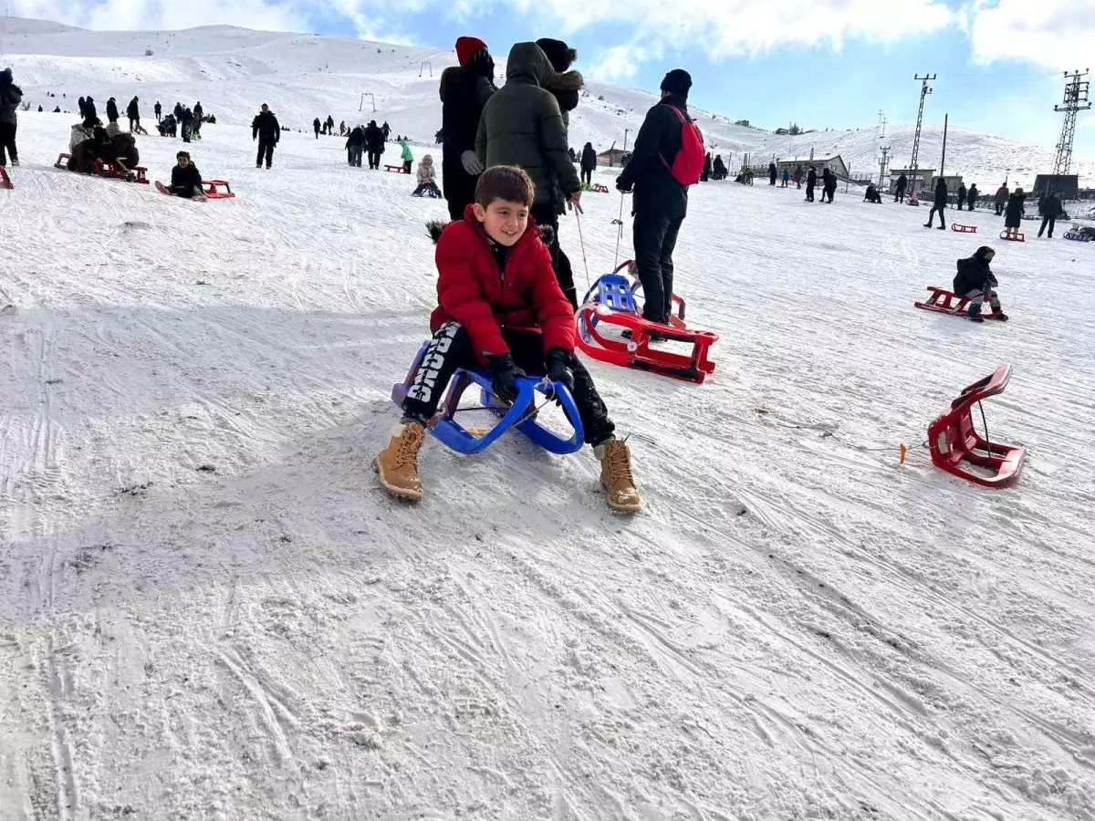 Sömestir tatilinde ailelerin adresi Elmadağ Kayak Merkezi oldu