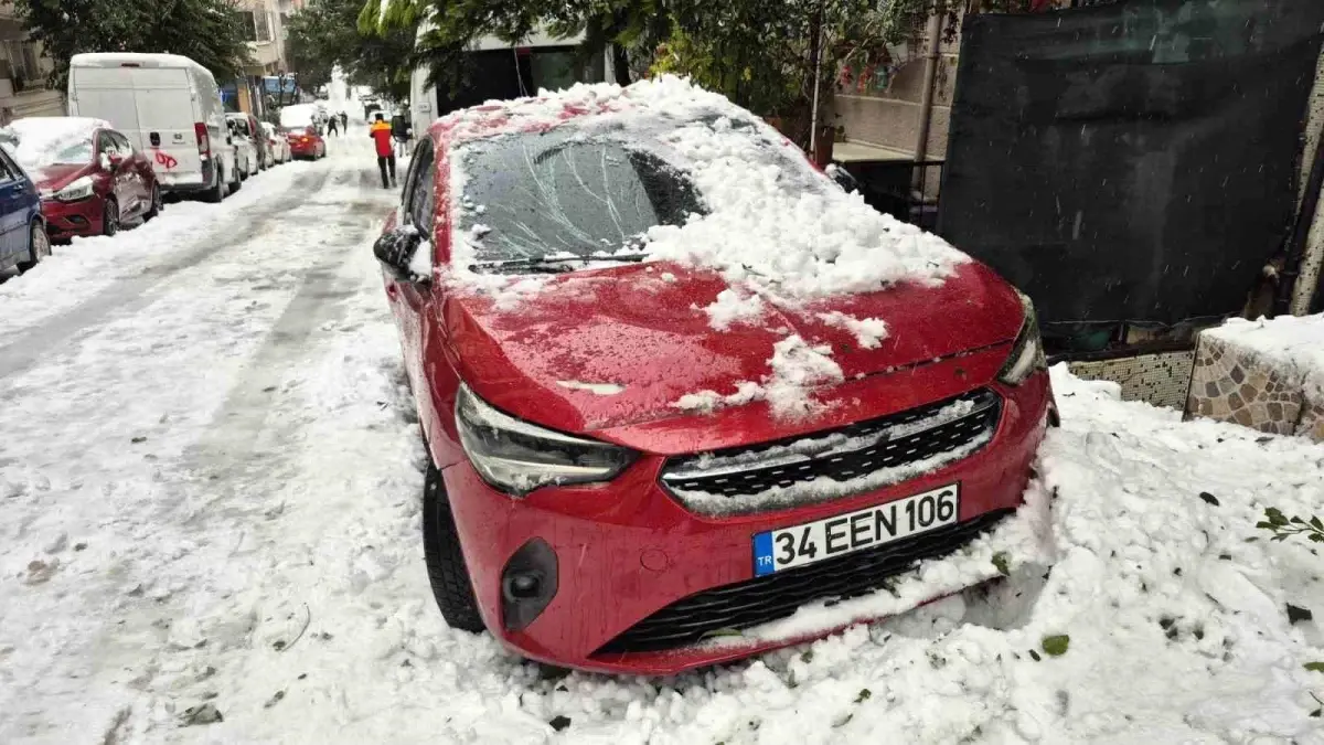 Sultangazi'de çatıdan düşen kar kütlesi park halindeki otomobile zarar verdi