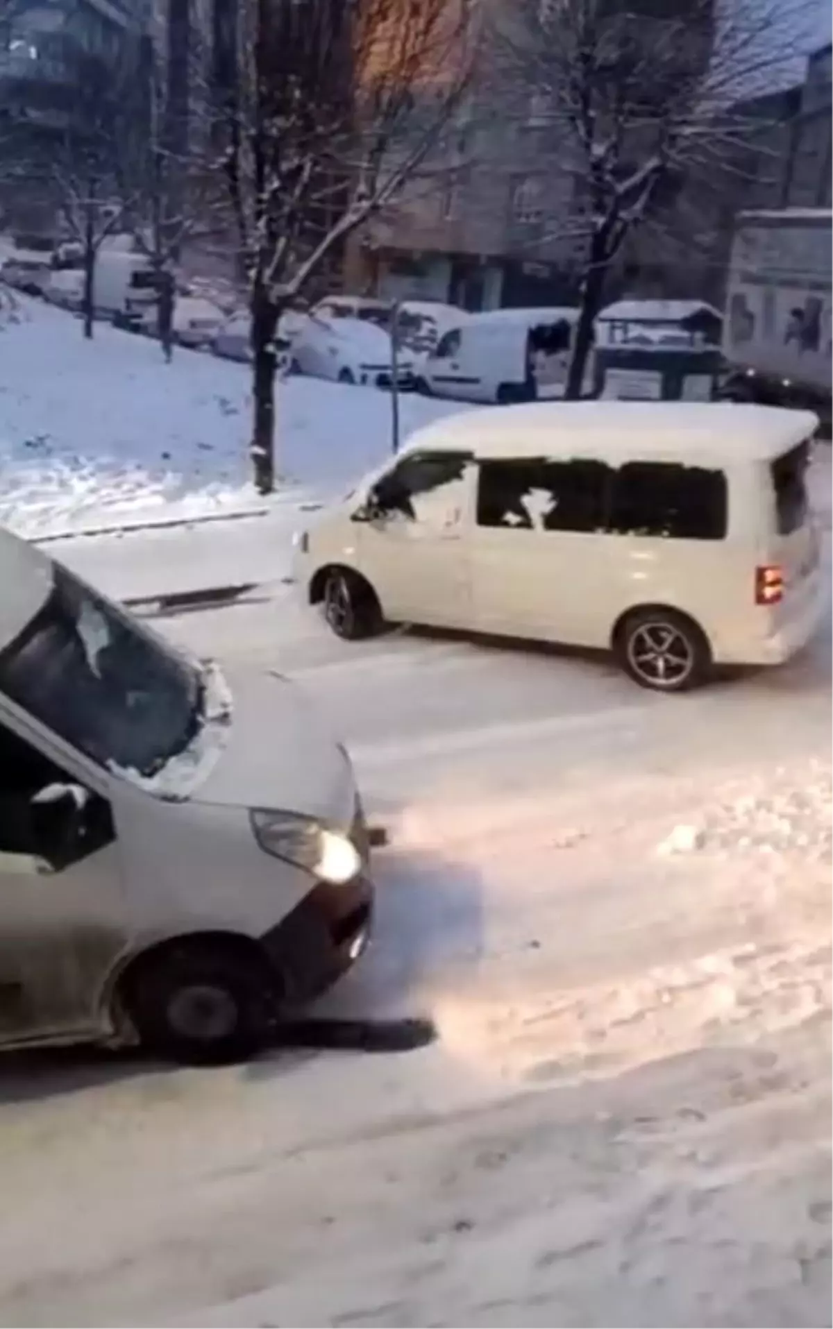 Sultangazi'de kar yağışı kazalara neden oldu: Caddeler buz pistine döndü