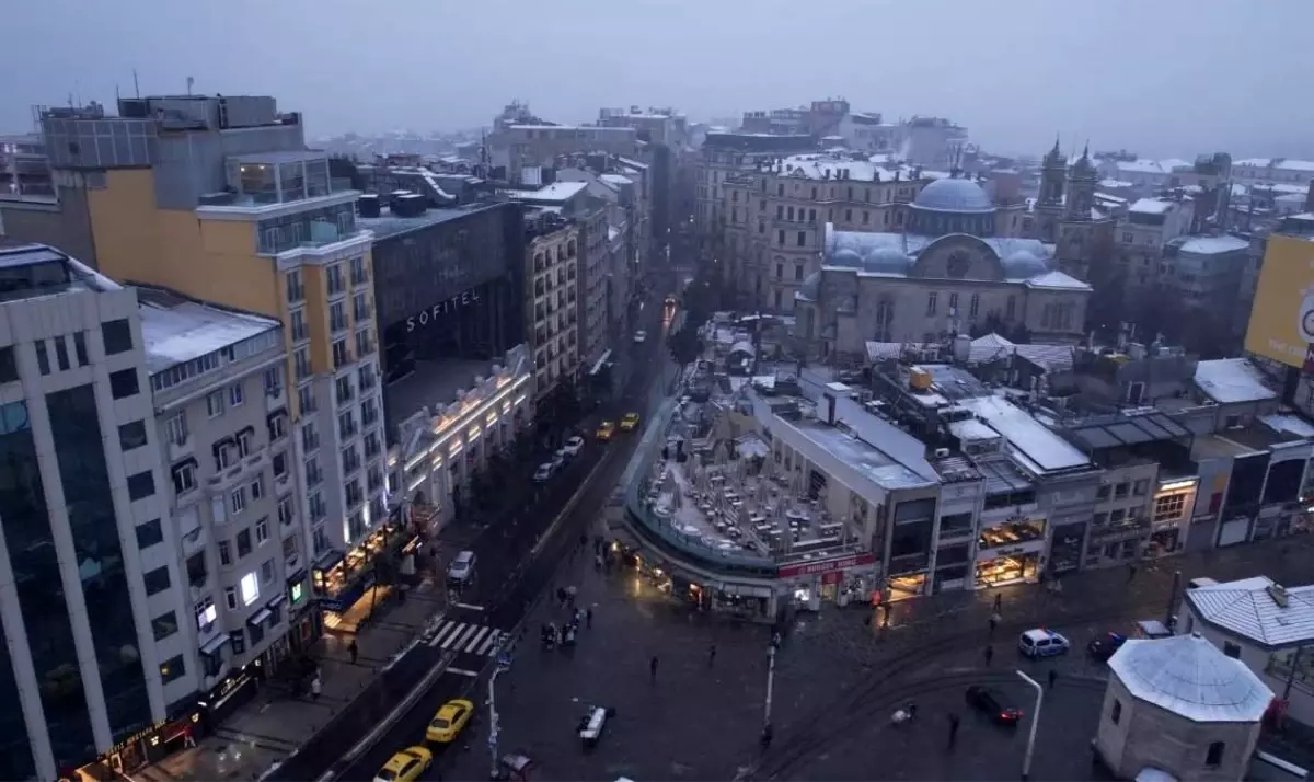 Taksim'de kar yağışı etkili oluyor